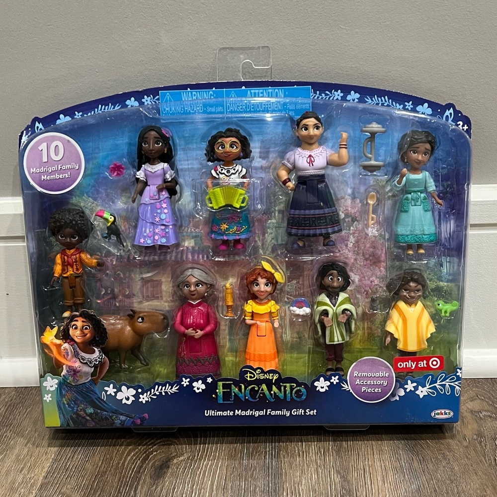 Brand New Encanto Ultimate Madrigal Family Gift Set